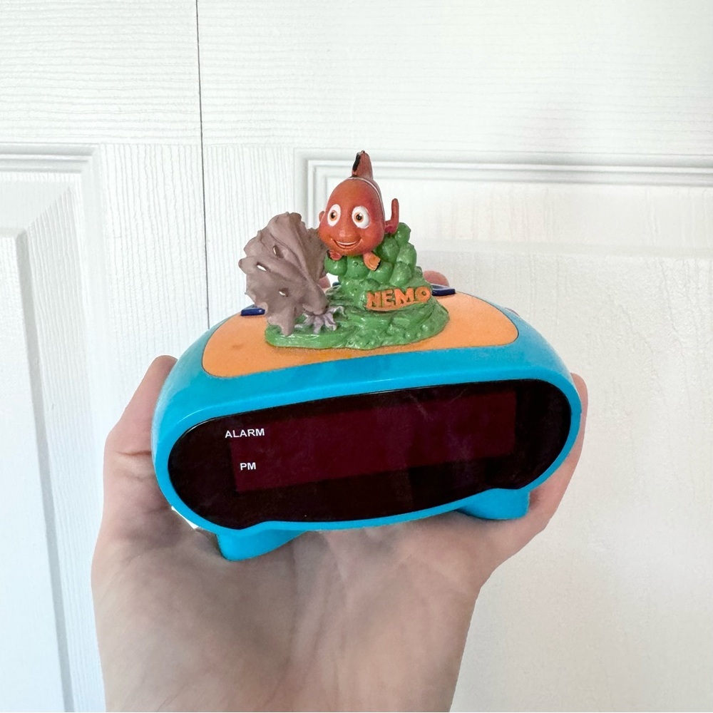 Working Vintage Disney Finding Nemo analog alarm clock